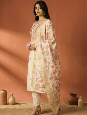 Women Floral Embroidered Regular Thread Work Kurta Set 4