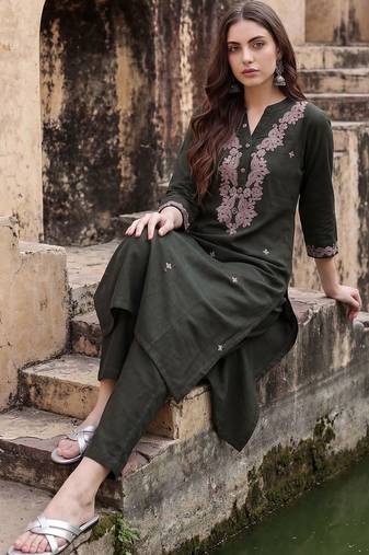 Women Floral Embroidered Regular Thread Work  Cotton Kurta with Trousers