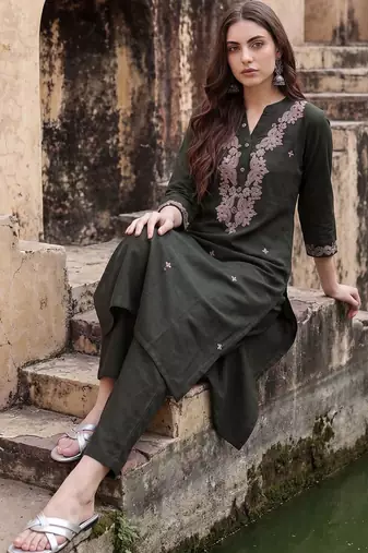 Women Floral Embroidered Regular Thread Work Pure Cotton Kurta with Trousers