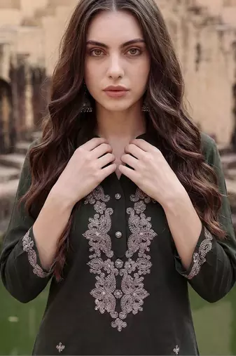 Women Floral Embroidered Regular Thread Work Pure Cotton Kurta with Trousers