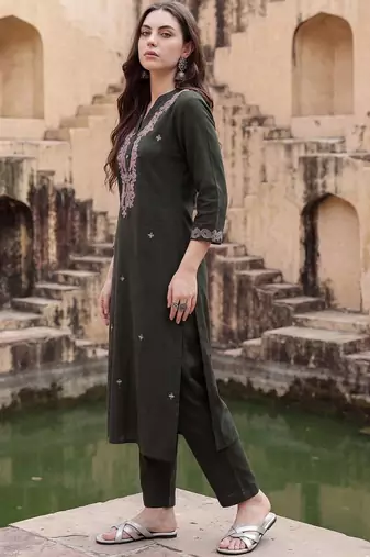 Women Floral Embroidered Regular Thread Work Pure Cotton Kurta with Trousers