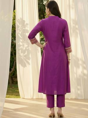Women Ethnic Motifs Embroidered Pleated Mirror Work Kurta with Trousers 4
