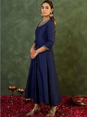 Women Ethnic Motifs Embroidered Panelled Thread Work Kurta with Trousers 3