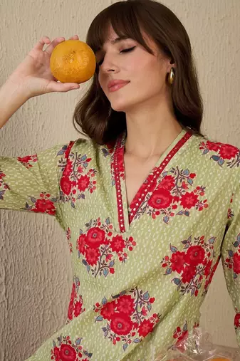 Women Floral Printed Regular Mirror Work Pure Cotton Kurta with Trousers