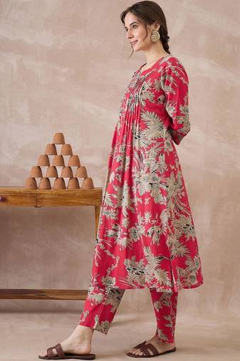 Women Floral Printed Regular  Cotton Kurta with Trousers