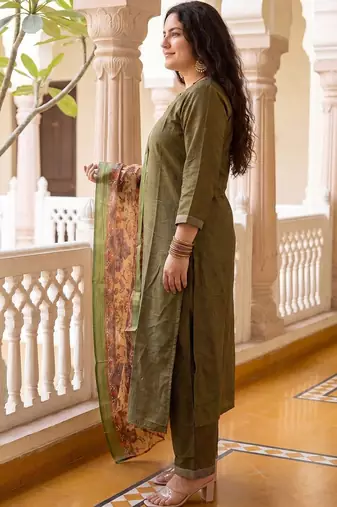 Women Floral Regular Thread Work Kurta with Palazzos & With Dupatta