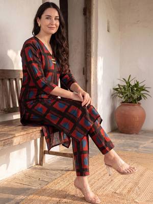 Women Printed Regular Kurta with Trousers 1