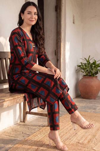 Women Printed Regular Kurta with Trousers