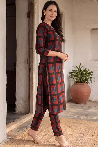 Women Printed Regular Kurta with Trousers