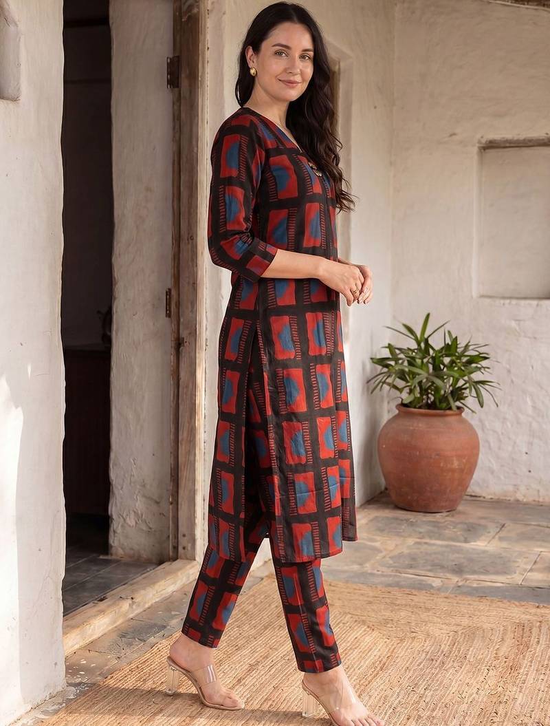 Women Printed Regular Kurta with Trousers