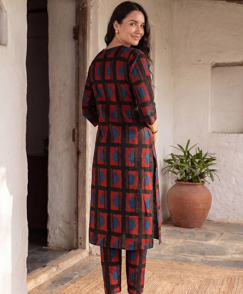 Women Printed Regular Kurta with Trousers