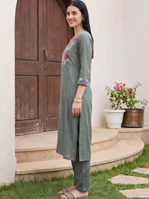 Women Embroidered Regular Thread Work Kurta with Trousers 1