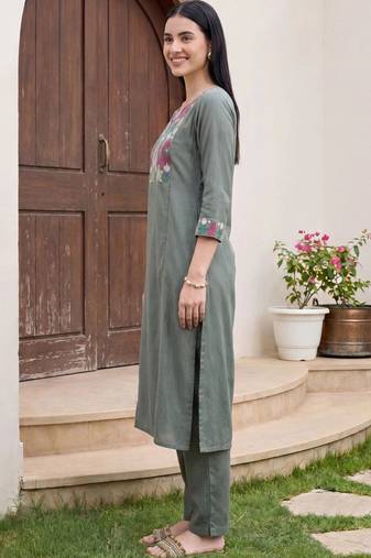 Women Embroidered Regular Thread Work Kurta with Trousers