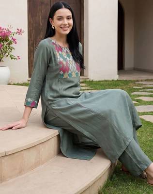 Women Embroidered Regular Thread Work Kurta with Trousers 5