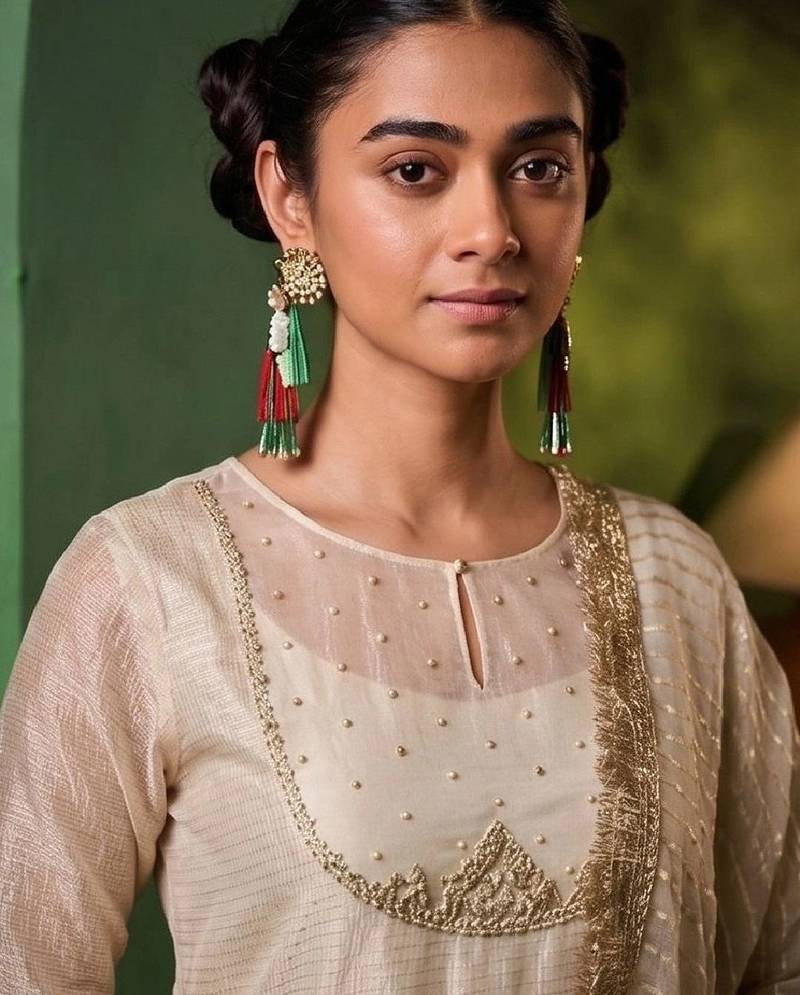 Women Regular Thread Work Kurta with Trousers & With Dupatta