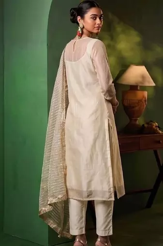 Women Regular Thread Work Kurta with Trousers & With Dupatta
