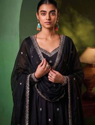 Women Ethnic Motifs Embroidered Empire Thread Work Kurta with Pyjamas & With Dupatta 4