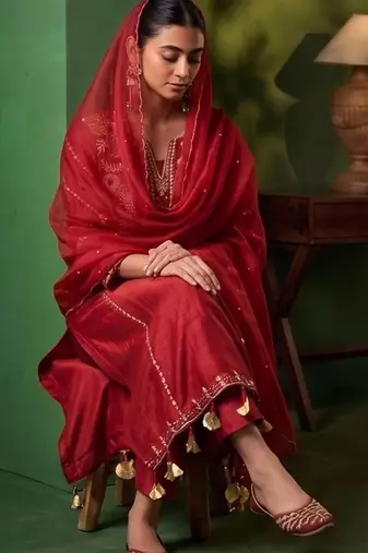 Women Ethnic Motifs Embroidered Regular Thread Work Chanderi Cotton Kurta with Trousers & With