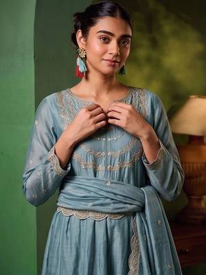 Women Ethnic Motifs Embroidered Empire Thread Work Kurta with Trousers & With Dupatta 3
