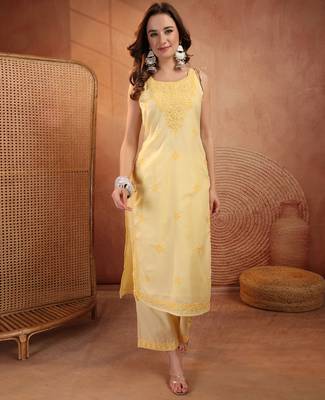  women ethnic motifs embroidered  cotton kurta with trousers 1