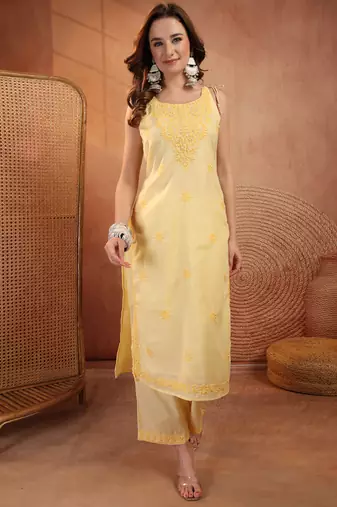  women ethnic motifs embroidered  cotton kurta with trousers