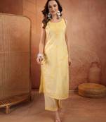  women ethnic motifs embroidered  cotton kurta with trousers