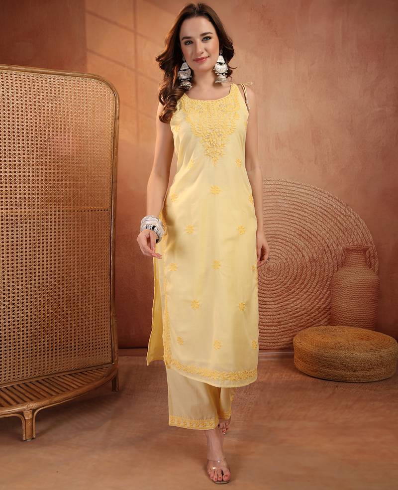  women ethnic motifs embroidered  cotton kurta with trousers