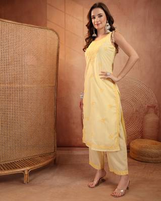  women ethnic motifs embroidered  cotton kurta with trousers 2
