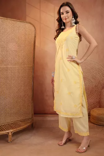  women ethnic motifs embroidered  cotton kurta with trousers