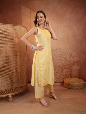  women ethnic motifs embroidered  cotton kurta with trousers 3
