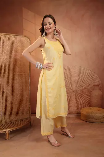  women ethnic motifs embroidered  cotton kurta with trousers