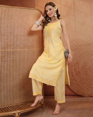  women ethnic motifs embroidered  cotton kurta with trousers 4