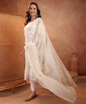  women floral embroidered regular thread work kurta with trousers & with dupatta 2