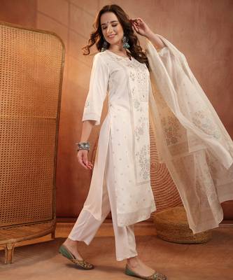  women floral embroidered regular thread work kurta with trousers & with dupatta 3
