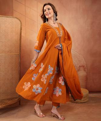  women floral printed regular  cotton kurta with trousers & with dupatta 3