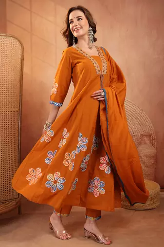  women floral printed regular  cotton kurta with trousers & with dupatta