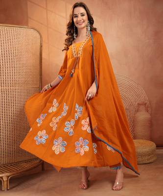  women floral printed regular  cotton kurta with trousers & with dupatta 4