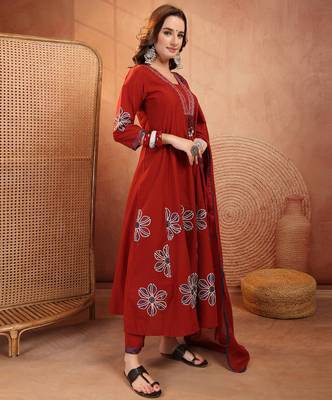  women floral printed regular thread work  cotton kurta with palazzos & with dupatta 4