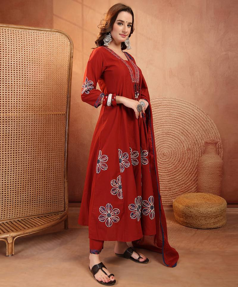  women floral printed regular thread work  cotton kurta with palazzos & with dupatta
