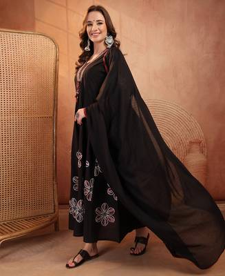 women floral printed regular thread work  cotton kurta with trousers & with dupatta 2