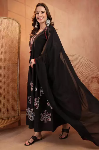  women floral printed regular thread work  cotton kurta with trousers & with dupatta