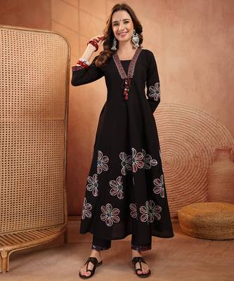  women floral printed regular thread work  cotton kurta with trousers & with dupatta 3