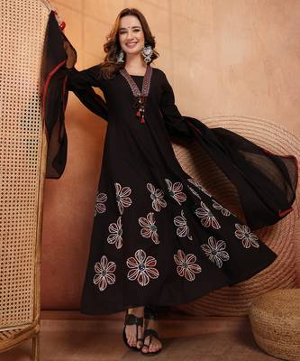  women floral printed regular thread work  cotton kurta with trousers & with dupatta 4