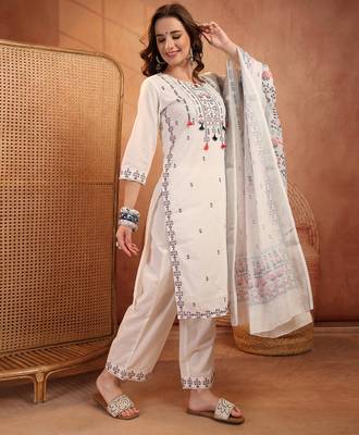  women ethnic motifs embroidered regular thread work  cotton kurta with palazzos & with dupatta 3