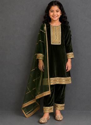 Bottle green embroidered velvet kurta set 1