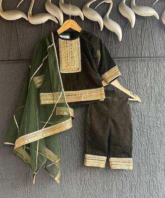 Bottle green embroidered velvet kurta set 3