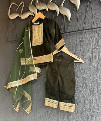 Bottle green embroidered velvet kurta set 4