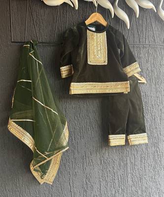 Bottle green embroidered velvet kurta set 5