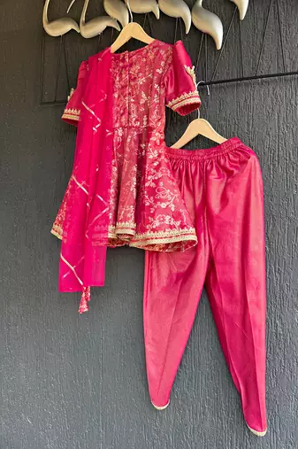 Fuschia pink embroidered chanderi kurta set