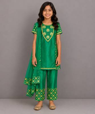Green embroidered chanderi kurta set 1